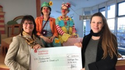 Clowns im Dienst bekommen Spende