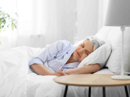 Seniorin die schl&auml;ft entspannt