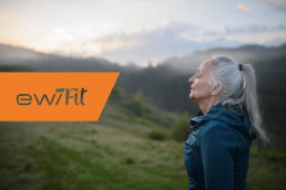 &Auml;ltere Dame sieht entspannt nach vorne