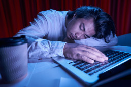 Mitarbeiter müde vor dem Notebook