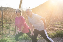 Glückliches älteres Paar beim Fitness draußen