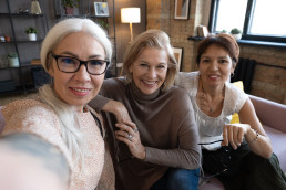 Glückliche Seniorinnen auf dem Sofa - Neujahrsvorsätze