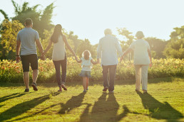 Familie im Garten - Neujahrsvorsätze