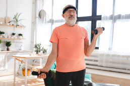Älterer Mann beim Fitness zuhause